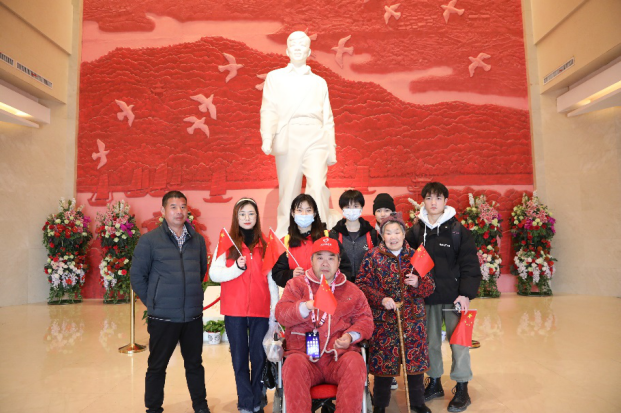 我院“红色使者”翻译团：带外国友人感悟雷锋精神