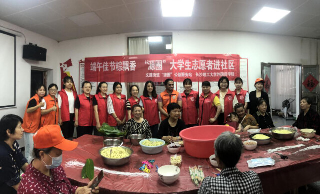 我院“文化摆渡者”带留学生进社区，感受端午“传统文化味”