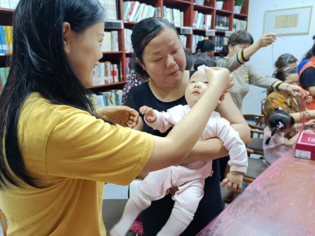 我院“文化摆渡者”带留学生进社区，感受端午“传统文化味”