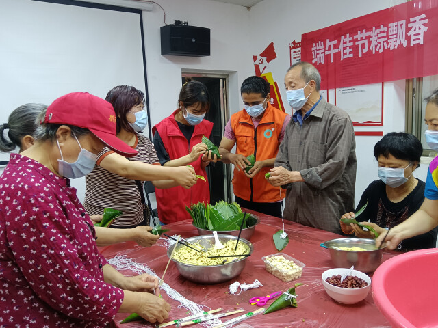 我院“文化摆渡者”带留学生进社区，感受端午“传统文化味”